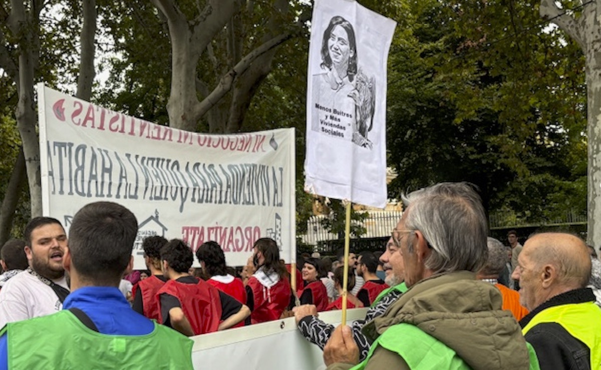 Manifestantes reclaman a Isabel Díaz Ayuso «menos buitres y más vivienda pública» ©AqM 13OCT2024