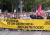 Manifestantes por la vivienda pública y el alquiler asequible en Madrid tras la pancarta de cabeza