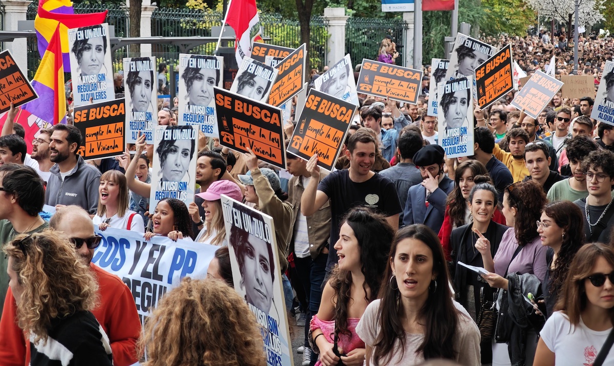 Manifestantes por la vivienda pública y el alquiler asequible en Madrid en el inicio de la marcha