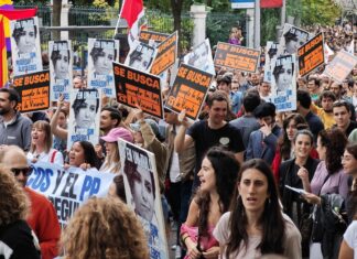 Manifestantes por la vivienda pública y el alquiler asequible en Madrid en el inicio de la marcha