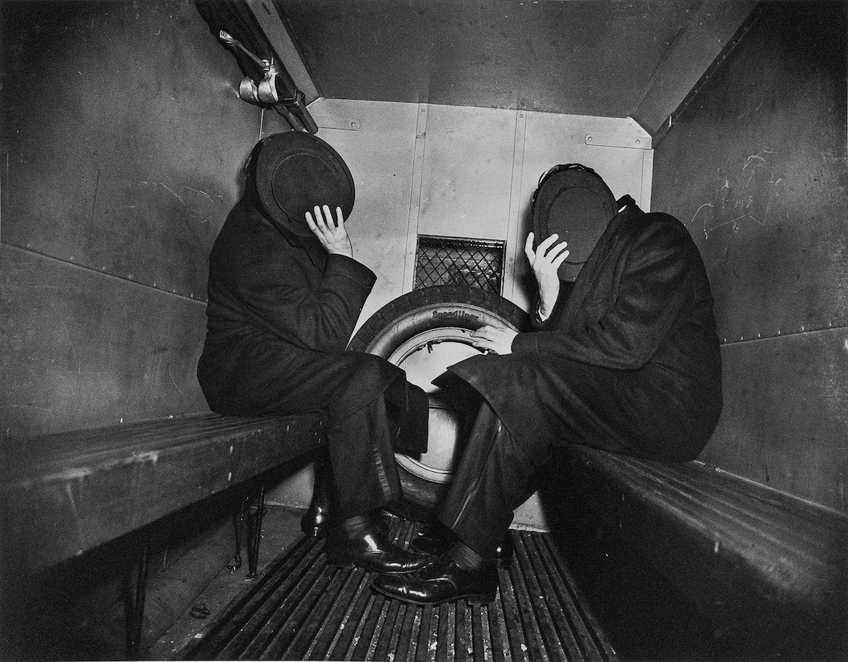 Weegee: Charles Sdokoff y Arthur Webber se tapan la cara, 1942