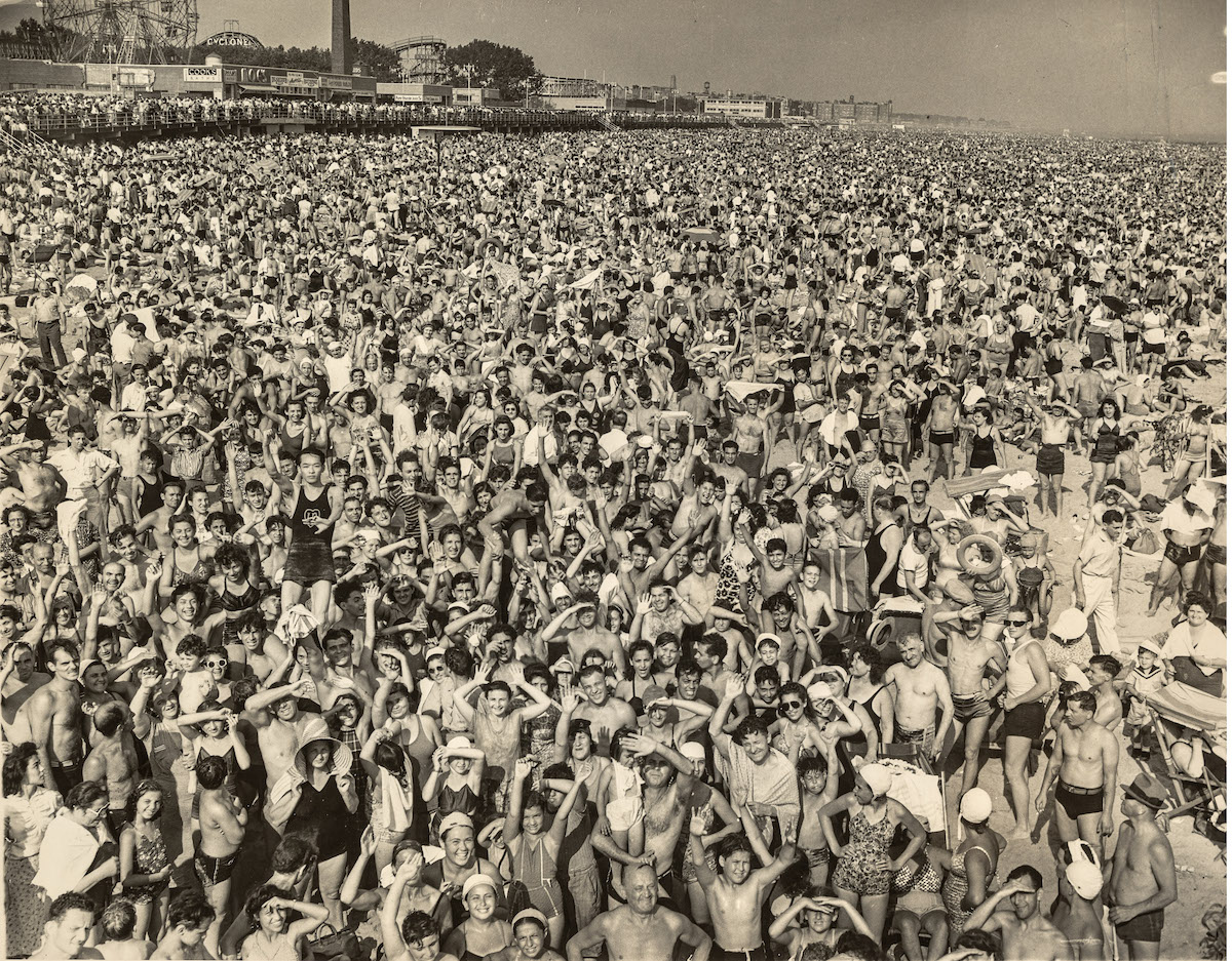 Weegee: Gentío en Coney Island, 1940