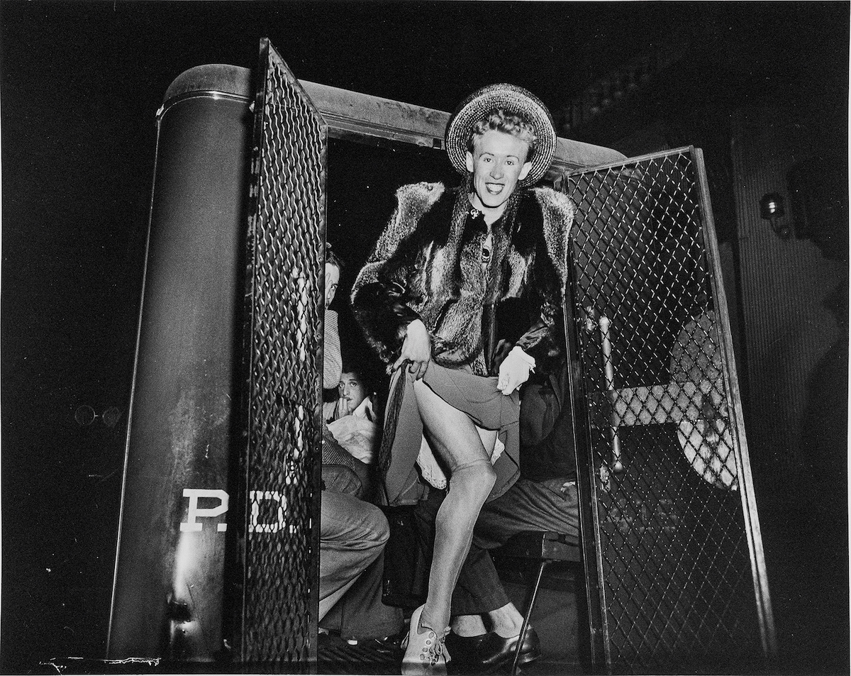 Weegee: Hombre detenido por travesti, 1939