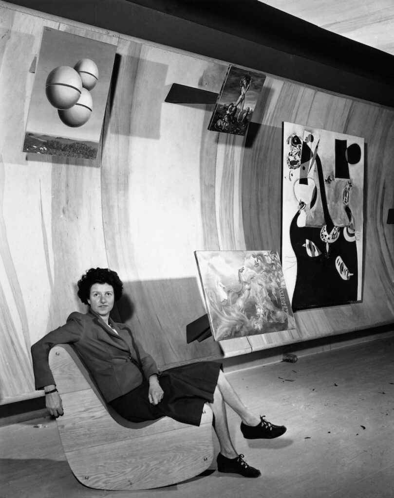 Retrato de Peggy Guggenheim en el Museum of Modern Art en Nueva York, Oct 1942, atribuido a Berenice Abbott (AP Photo)