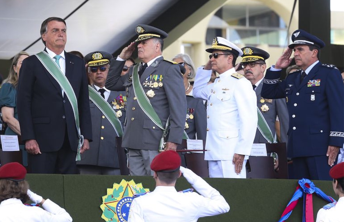 Bolsonaro con militares el 19ABR2022 ©Antonio Cruz / Agencia Brasil