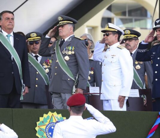 Bolsonaro con militares el 19ABR2022 ©Antonio Cruz / Agencia Brasil