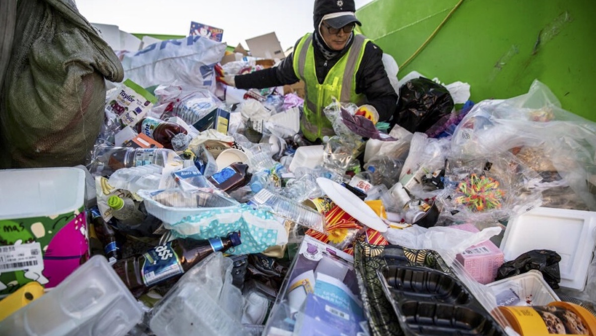 Un trabajador de reciclaje en Corea del Sur, sede de la conferencia mundial sobre la contaminación plástica, labora en la clasificación de residuos ©Soojung Do / Greenpeace