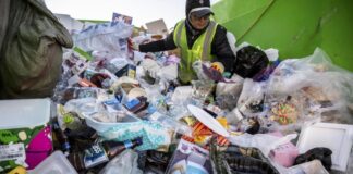 Un trabajador de reciclaje en Corea del Sur, sede de la conferencia mundial sobre la contaminación plástica, labora en la clasificación de residuos ©Soojung Do / Greenpeace