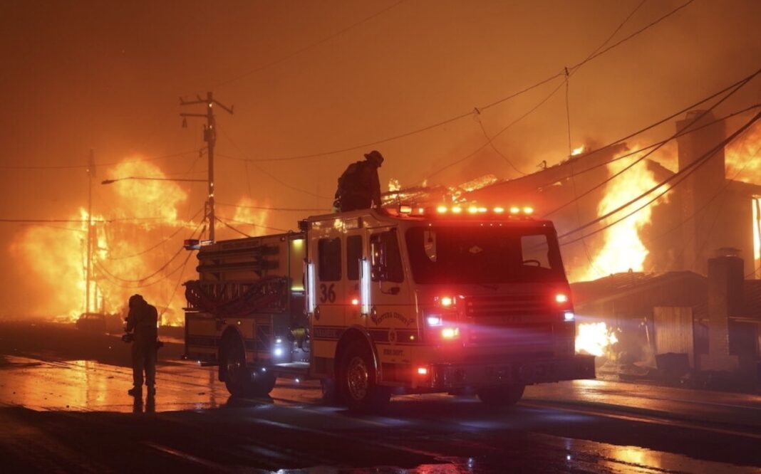 Bomberos luchan en Palisades, California, Estados Unidos, contra incendios que arrasaron en los primeros días de enero miles de viviendas y otras instalaciones ©Cal Fire