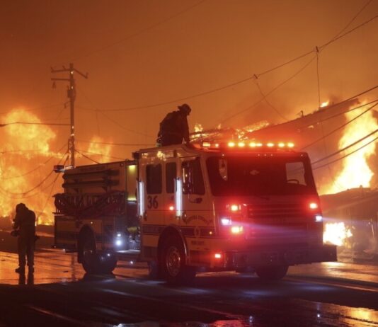 Bomberos luchan en Palisades, California, Estados Unidos, contra incendios que arrasaron en los primeros días de enero miles de viviendas y otras instalaciones ©Cal Fire