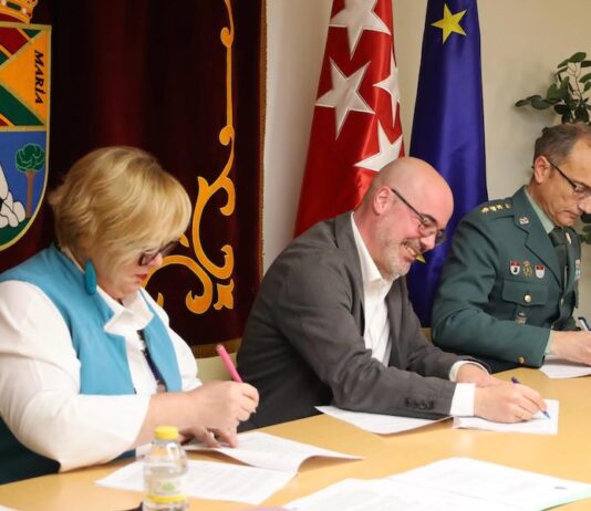 La alcaldesa de Collado Mediano, María de la Sierra; el delegado del Gobierno de España, Francisco Martín; y el coronel jefe de la Comandancia de la Guardia Civil de Madrid, Fernando Mora, el 18FEB2025