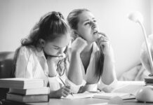 Deberes escolares para madre e hija ©123RF