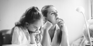 Deberes escolares para madre e hija ©123RF