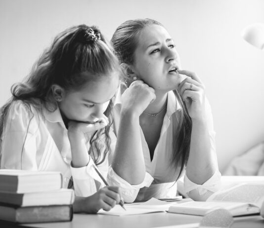 Deberes escolares para madre e hija ©123RF