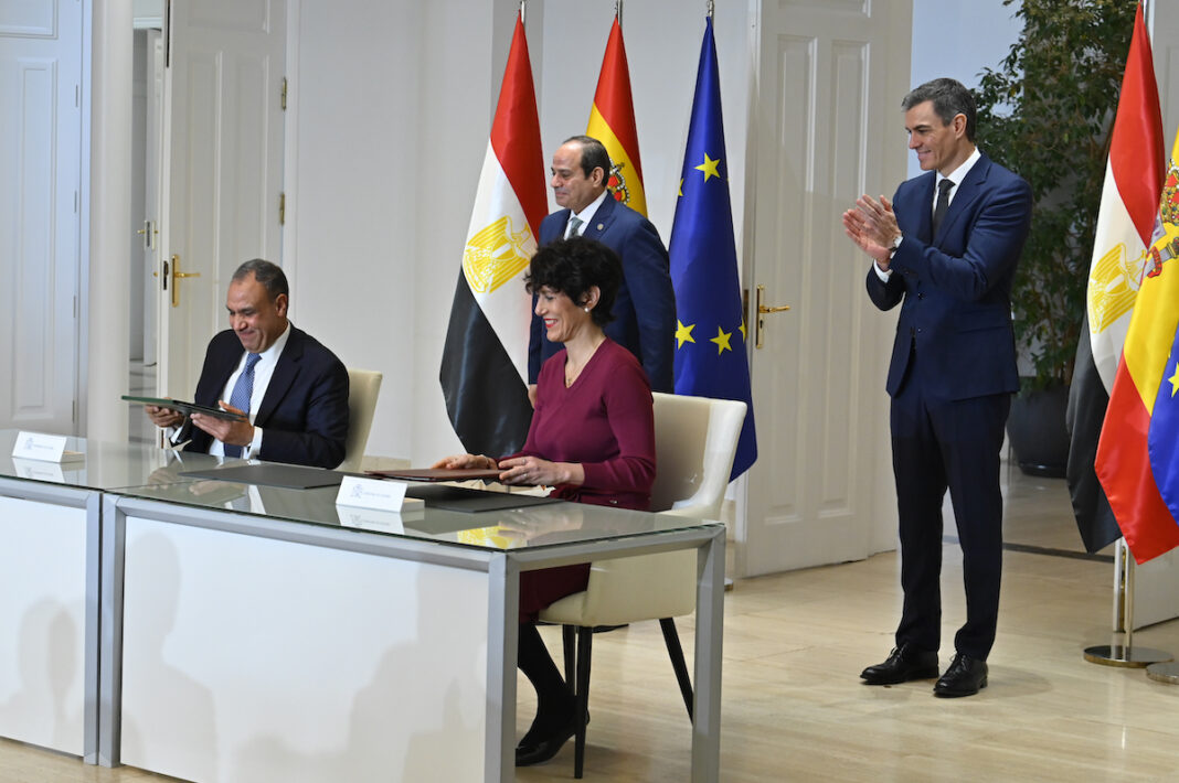 En la mesa Elma Saiz y Badr Ahmed Mohamed Abdelatty, aplaudidos por Pedro Sánchez, y el presidente de Egipto, Abdel Fattah Al Sisi.