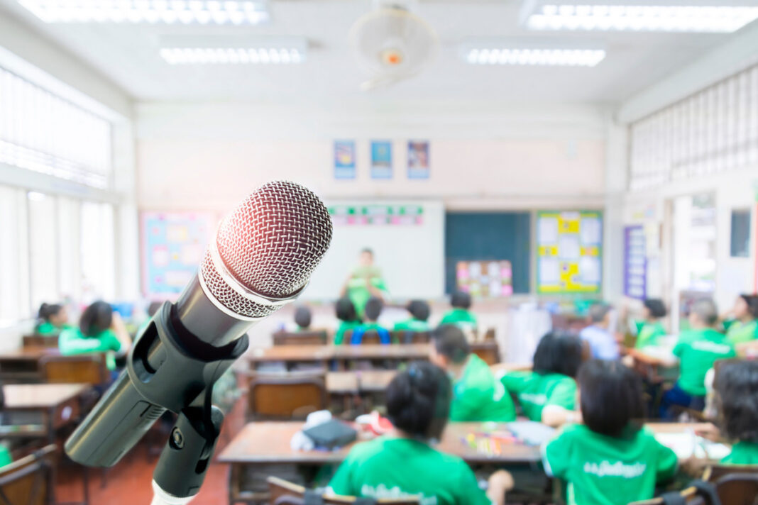 La-radio-en-el-aula-microfono-©123RF