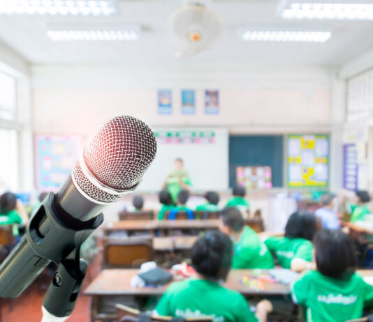 La-radio-en-el-aula-microfono-©123RF