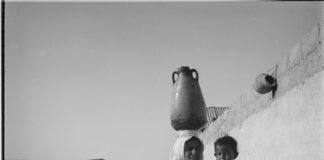 Mujeres refugiadas de Palestina recogen agua en un punto público en el campamento de Jabalia, en la franja de Gaza. © 1965 Archivo de UNRWA, fotógrafo desconocido