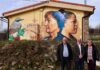 Robregordo: Paredes que hablan, mural de Eva Mena. En la imagen el delegadi del Gobierno en Madrid con la alcaldesa de Robregordo