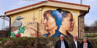 Robregordo: Paredes que hablan, mural de Eva Mena. En la imagen el delegadi del Gobierno en Madrid con la alcaldesa de Robregordo