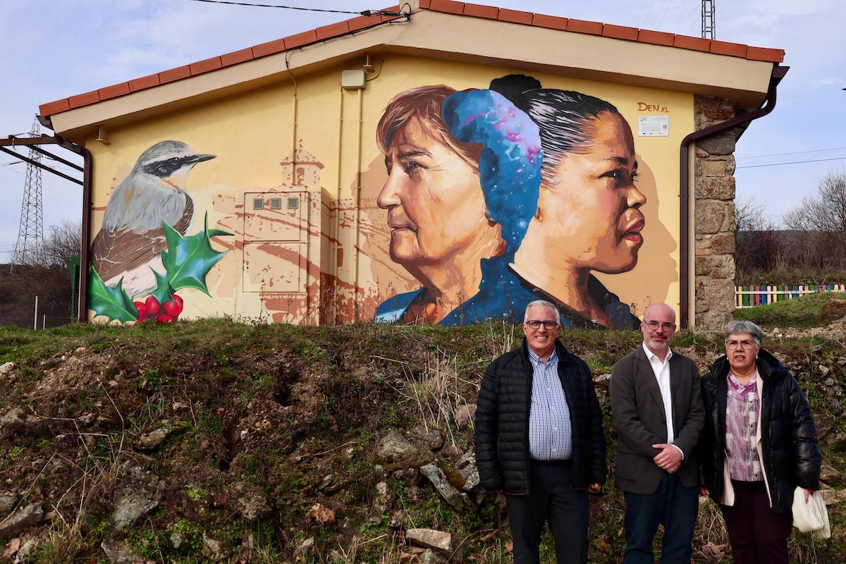 Robregordo: Paredes que hablan, mural de Eva Mena. En la imagen el delegadi del Gobierno en Madrid con la alcaldesa de Robregordo