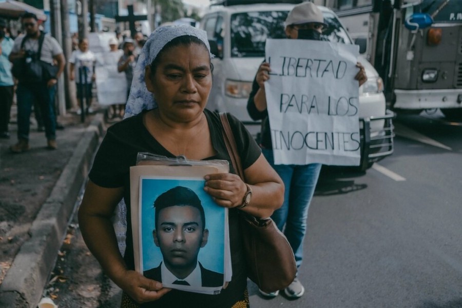 Una mujer muestra una fotografía de su hijo, detenido en una protesta en San Salvador durante el estado de excepción en mayo de 2024 ©Carlos Barrera / HRW