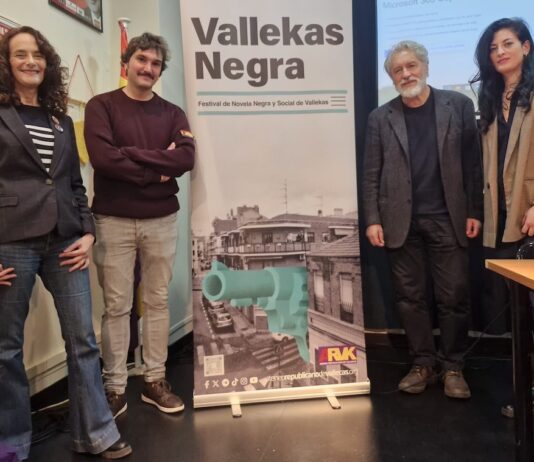 Inauguración de la tercera edición de Vallekas Negra. De izq. a der.: Marta Sánchez, presidenta del Ateneo Republicano de Vallecas; Ignacio Marín, director de Vallekas Negra; el escritor Manuel Rivas, y la artista Gem Díaz.