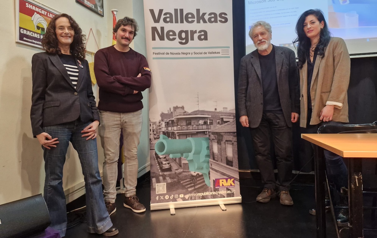 Inauguración de la tercera edición de Vallekas Negra. De izq. a der.: Marta Sánchez, presidenta del Ateneo Republicano de Vallecas; Ignacio Marín, director de Vallekas Negra; el escritor Manuel Rivas, y la artista Gem Díaz.