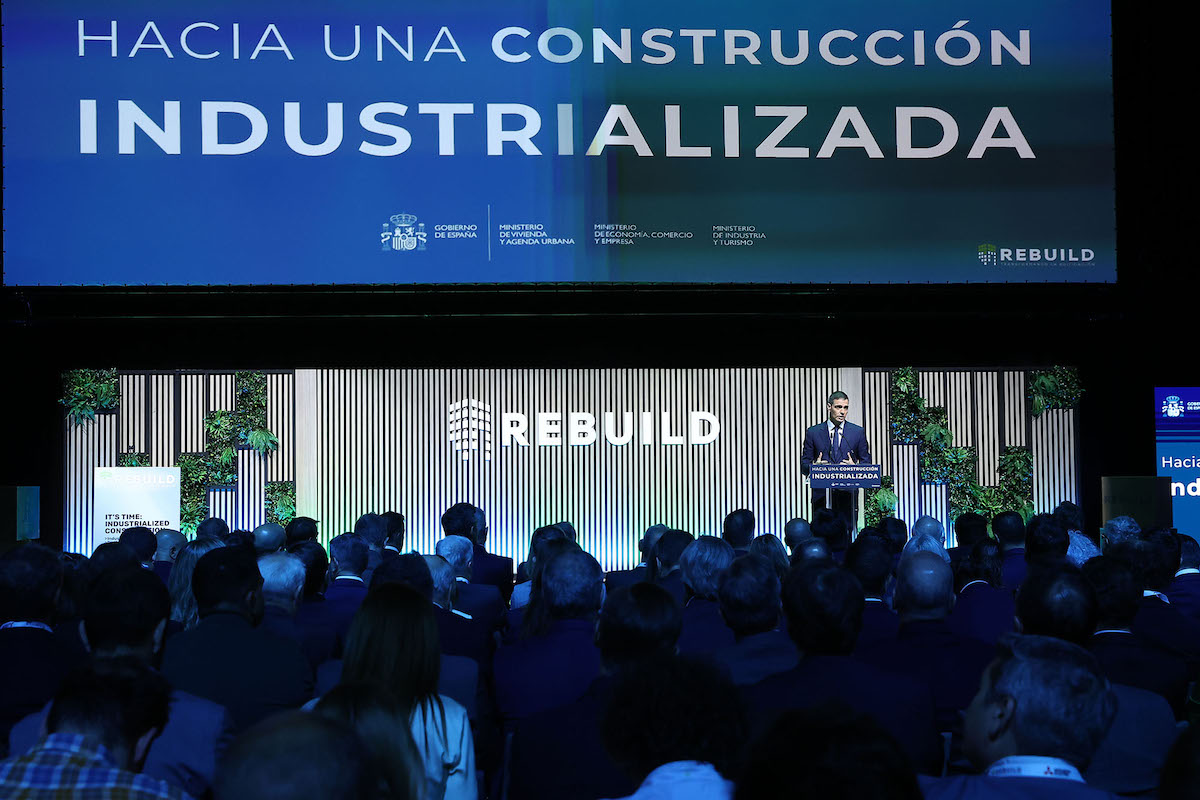 El presidente del Gobierno, Pedro Sánchez, durante su intervención en la 8ª edición de la Feria del sector de la edificación y la construcción REBUILD. | Pool Moncloa/Fernando Calvo. IFEMA, Madrid - 24.4.2025