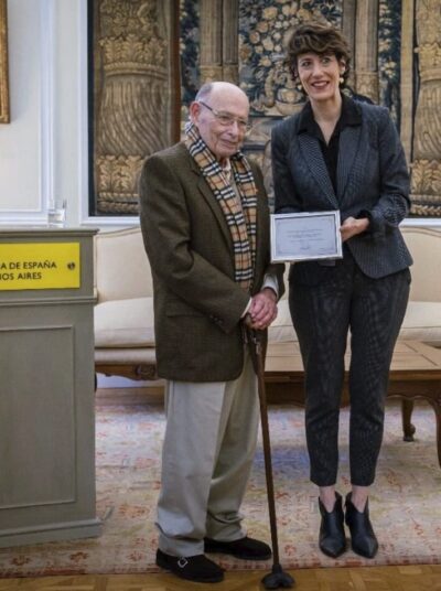 La ministra @saizelma entrega el Diploma de Reconocimiento de Méritos de Emigración en la Embajada de España en Argentina.