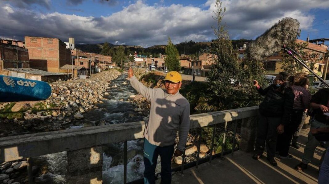 Saúl Luciano Lliuya en Huaraz, frente al arroyo que drena agua de un lago vecino y que podría afectar su propiedad ©Walter H. Tapia / Germanwatch
