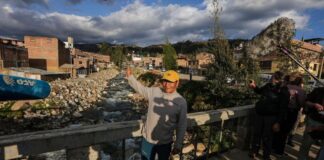 Saúl Luciano Lliuya en Huaraz, frente al arroyo que drena agua de un lago vecino y que podría afectar su propiedad ©Walter H. Tapia / Germanwatch
