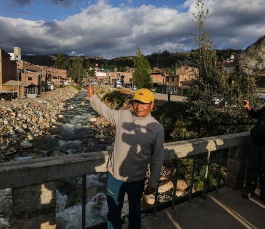 Saúl Luciano Lliuya en Huaraz, frente al arroyo que drena agua de un lago vecino y que podría afectar su propiedad ©Walter H. Tapia / Germanwatch