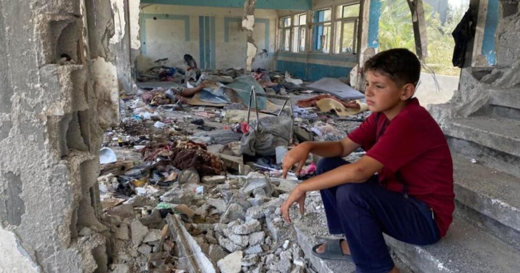 Niño sentado en unos escalones de lo que fue su escuela en Nuseirat, en la Franja de Gaza. @Unrwa