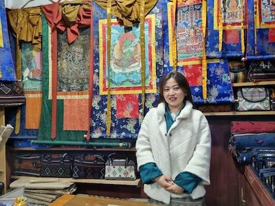Butan, Timbu, Tshering Lhamo en su tienda de tapices budistas ©Zofeen Ebrahim / IPS