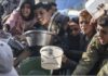 Gaza: palestinos mueren baleados cuando buscan comida en un centro gestionado por Israel y EEUU Gaza niños y jóvenes por una porción de comida © Abed Zagout : Unicef