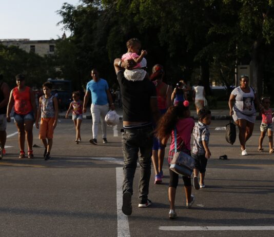 Grupos familiares en la Habana Vieja © JL Baños IPS