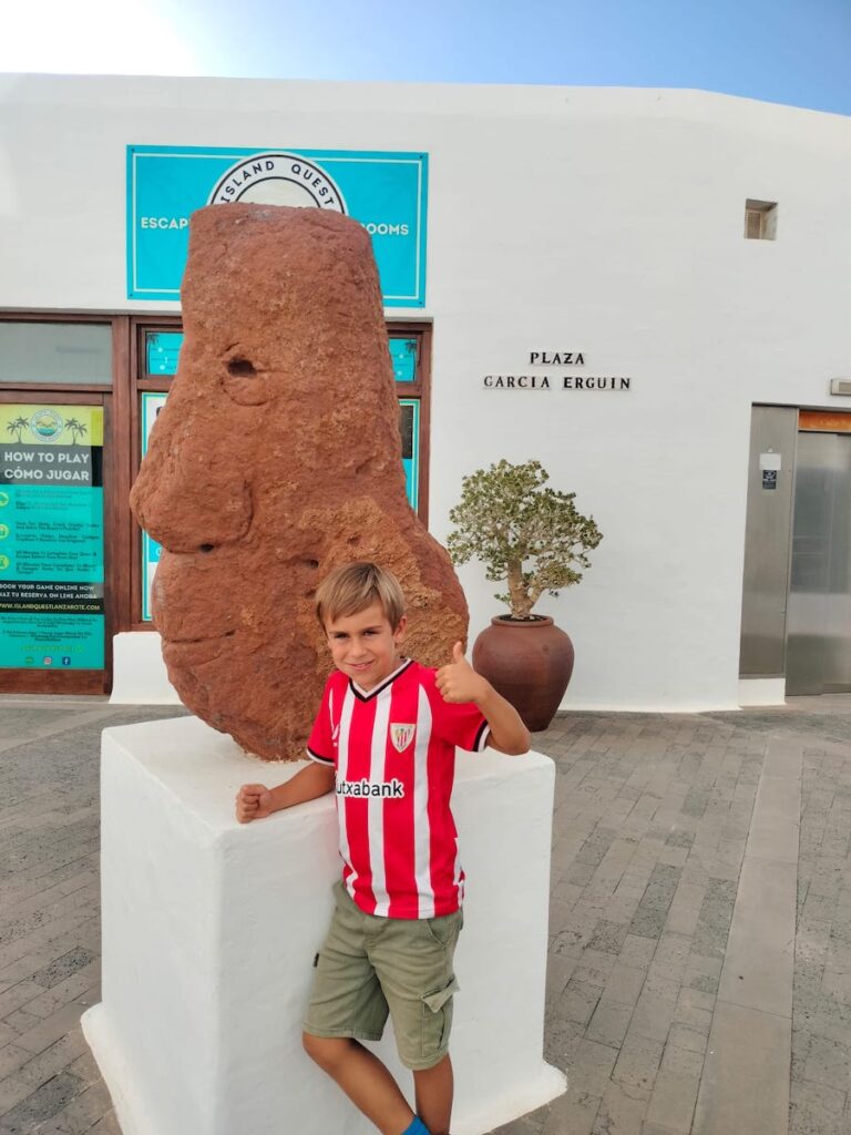 Escultura en la Plaza García Ergüin, de Lanzarote. El niño de la foto es su nieto, Iñaki, que ahora tiene dieciséis años