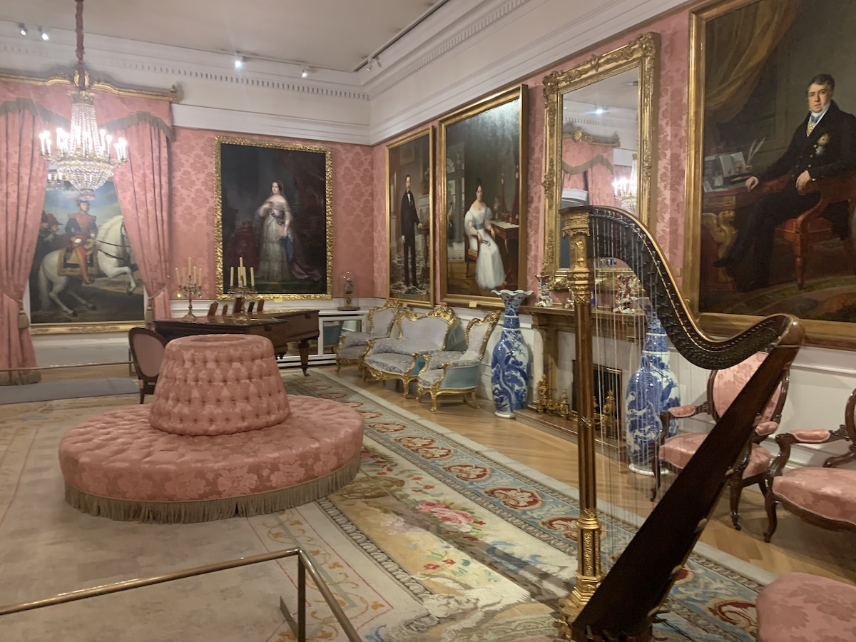 Museo Romanticismo Madrid, salón con laud @abianco