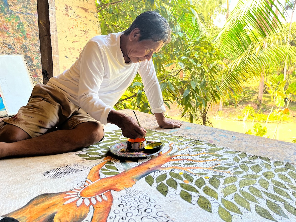 Santiago Yahuarcani en su taller