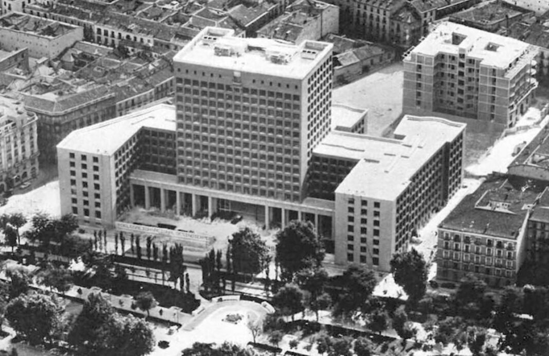 F. Cabrero y R. Aburto: vista aérea de la Casa Sindical recién terminada en 1957, vista desde el Paseo del Prado. (Fuente: Informes de La Construcción 10, nº96, diciembre de 1957, p. 56).