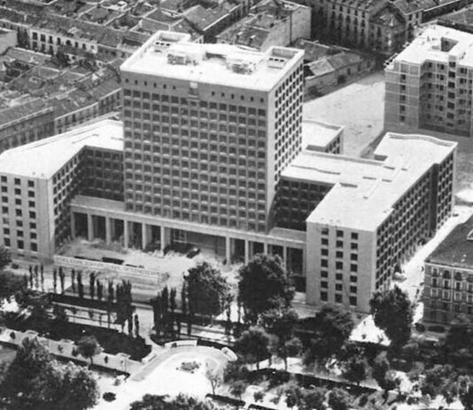 F. Cabrero y R. Aburto: vista aérea de la Casa Sindical recién terminada en 1957, vista desde el Paseo del Prado. (Fuente: Informes de La Construcción 10, nº96, diciembre de 1957, p. 56).