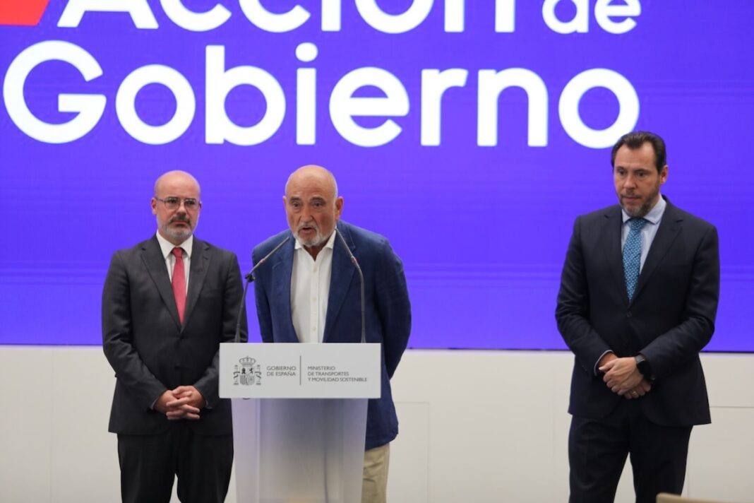 José Luis Adell entre el delegado del Gobierno en Madrid, Francisco Martín, y el ministro Óscar Puente