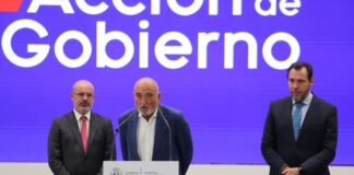 José Luis Adell entre el delegado del Gobierno en Madrid, Francisco Martín, y el ministro Óscar Puente