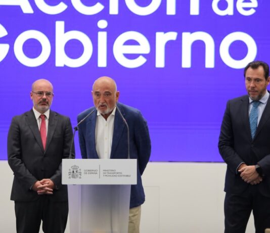 José Luis Adell entre el delegado del Gobierno en Madrid, Francisco Martín, y el ministro Óscar Puente
