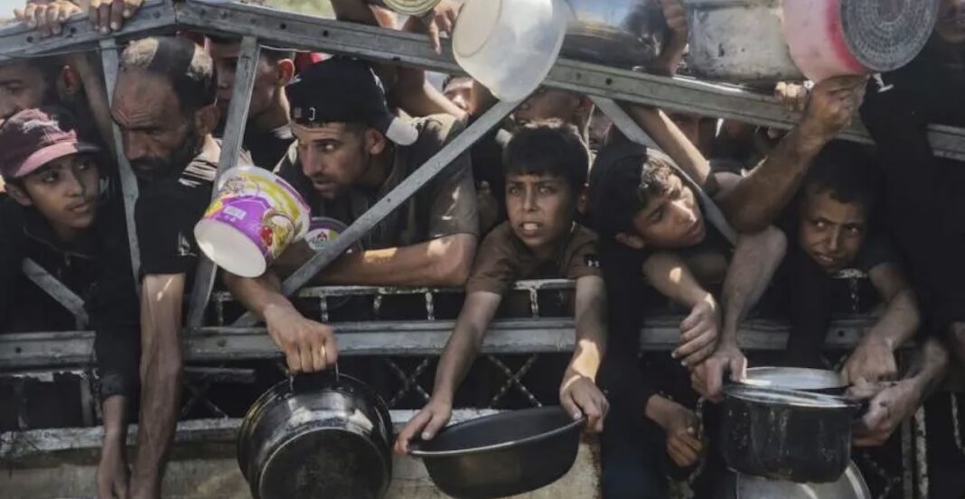 Gaza: niños esperando comida ©Mohammed Nateel / Unicef