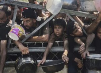 Gaza: niños esperando comida ©Mohammed Nateel / Unicef