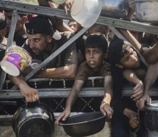 Gaza: niños esperando comida ©Mohammed Nateel / Unicef