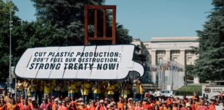 Manifestantes ecologistas exigieron, a las puertas del Palacio de las Naciones de la ONU en Ginebra, Suiza, la adopción de un tratado mundial vinculante para frenar la contaminación plástica ©Greenpeace
