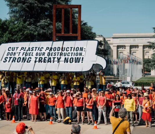 Manifestantes ecologistas exigieron, a las puertas del Palacio de las Naciones de la ONU en Ginebra, Suiza, la adopción de un tratado mundial vinculante para frenar la contaminación plástica ©Greenpeace
